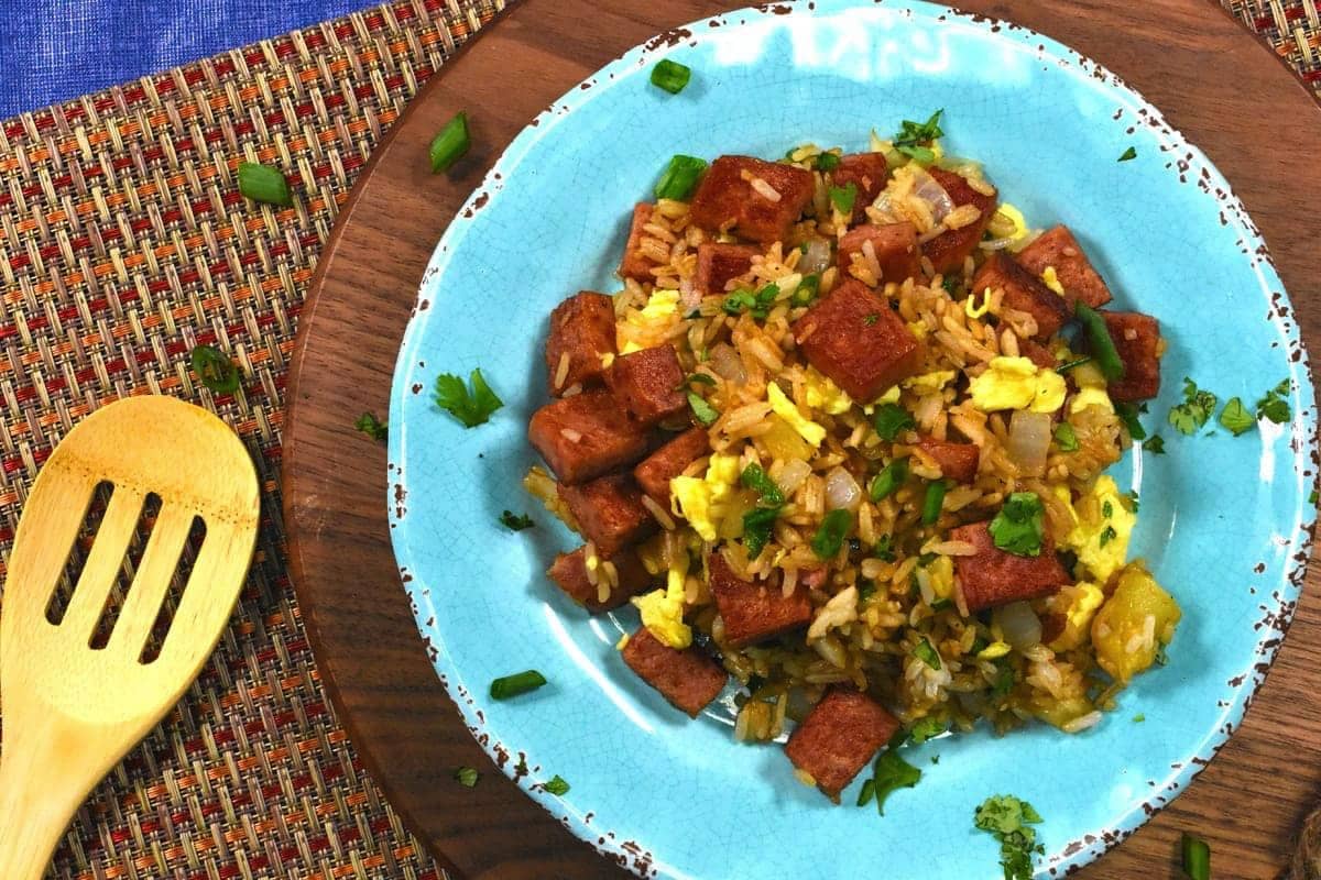 ARROZ FRITO HAWAIANO CON LUNCHEON MEAT AL ESTILO COLOSO